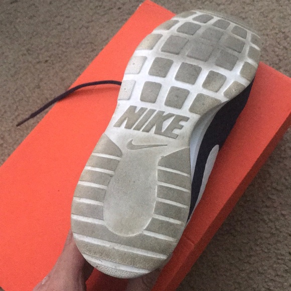 Mens Nike running shoe - Picture 2 of 6